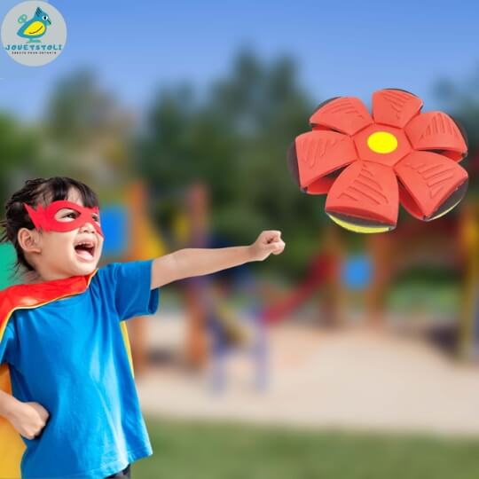 un-enfant-masqué-avec-son-ballon-frisbee