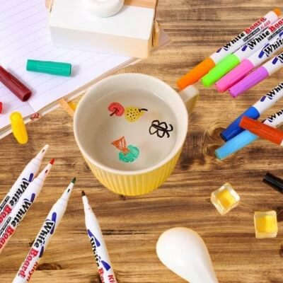crayon-de-couleur-encre-flottante-sur-une-table-en-bois