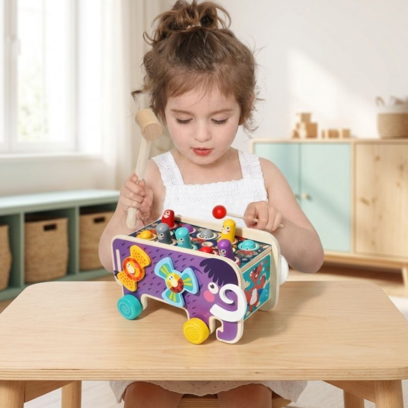 Fille 2 ans joue avec un jouet bois a marteler pour bébé 1 an