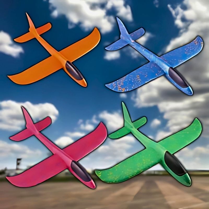 avion-jouet-bleu-orange-vert-rouge-dans-le-ciel