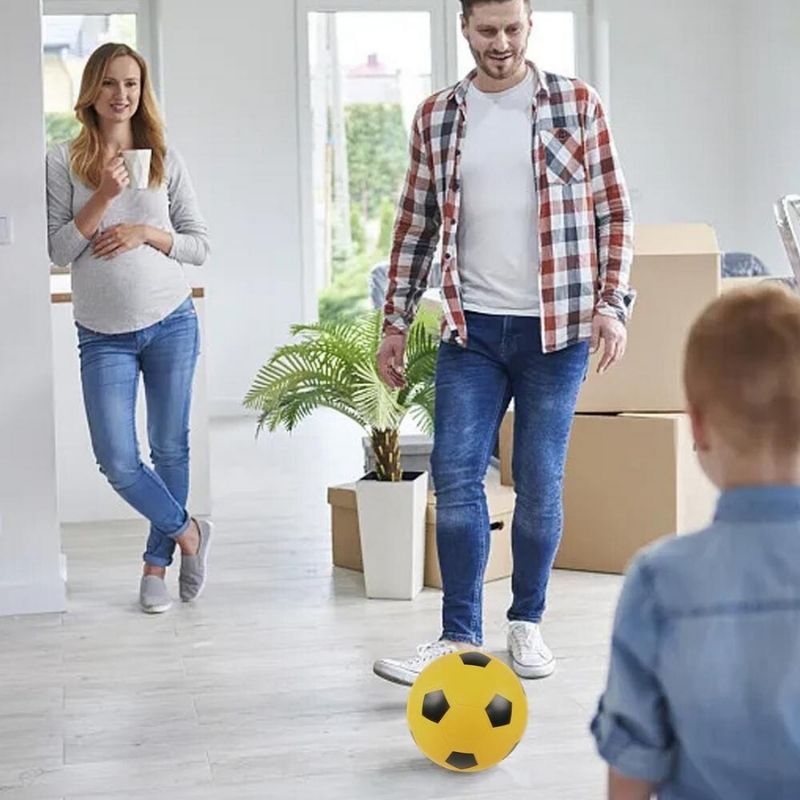 une-famille-heureuse-joue-au-ballon-en-déménagement