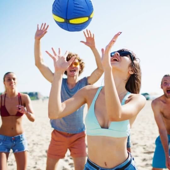 ballon-frisbee-des-gens-jouent-au-ballon-sur-la-plage