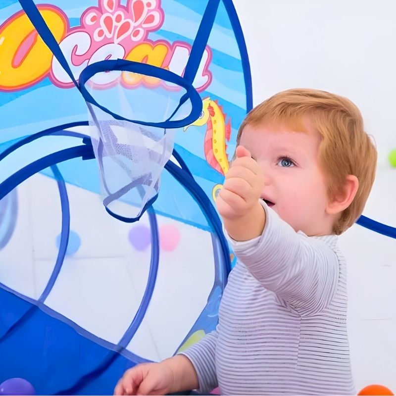 bébé joue dans sa grosse piscine a balle bleue