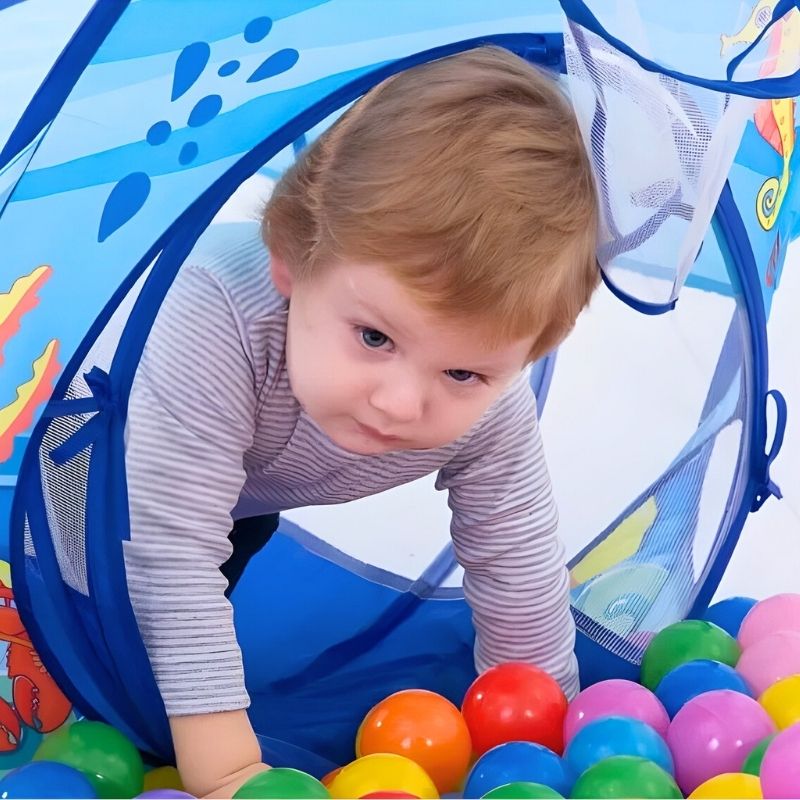 bébé sort du tunnel de sa grosse piscine a balle