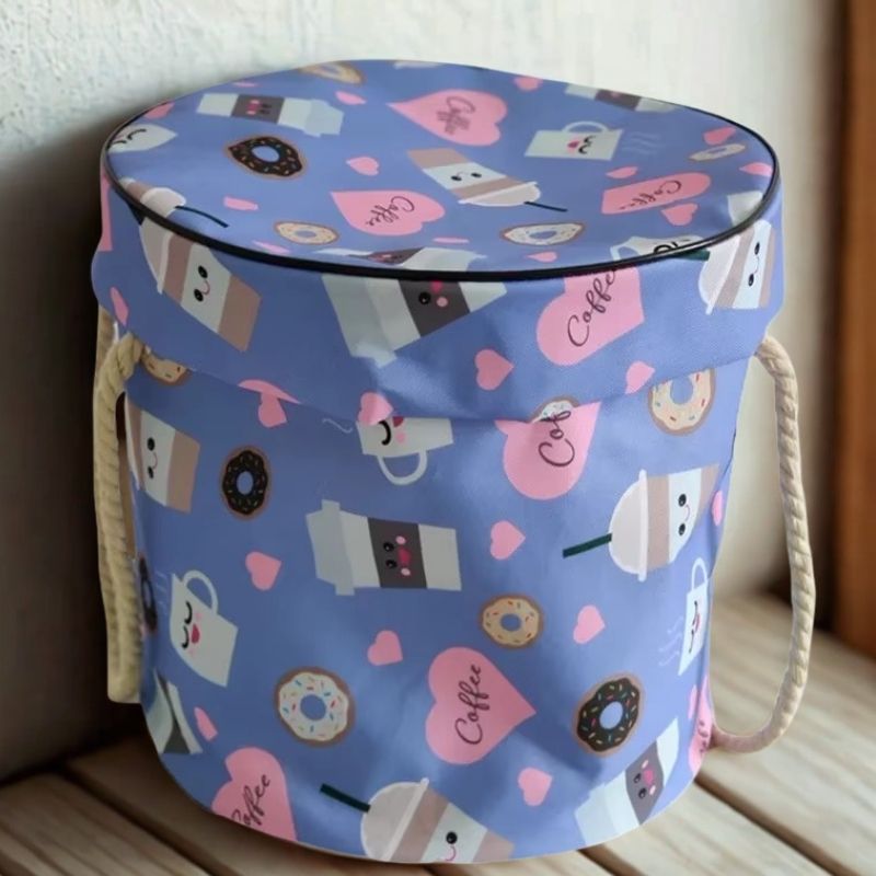 coffre a jouet bleu pour fille dans une chambre blanche