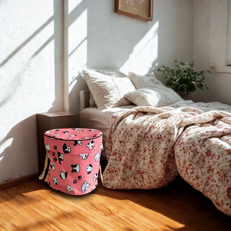 coffre a jouet dans chambre de fillette murs blanc et plante