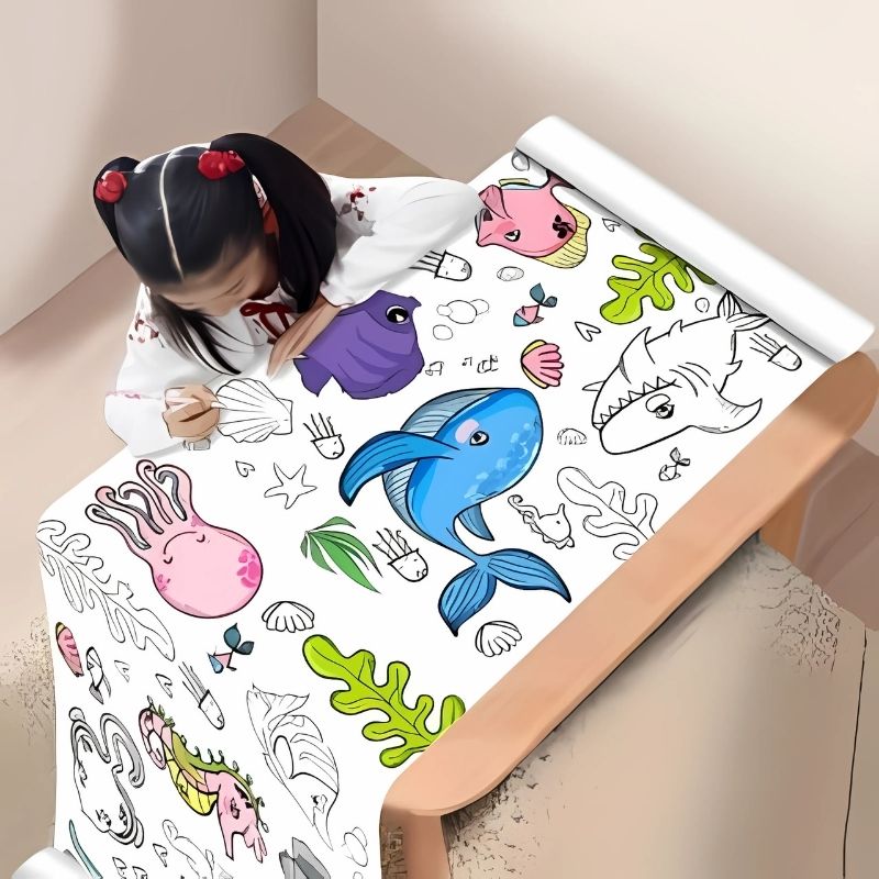 une-petite-fille-colorie-un-énorme-dessin-vie-marine