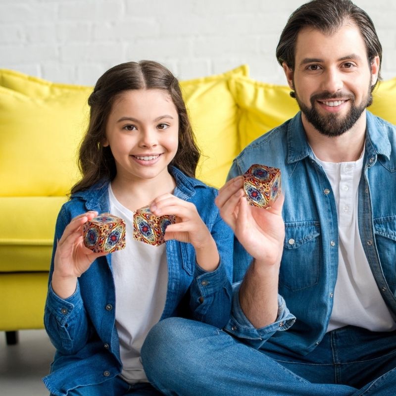 une-fille-et-son-papa-tiennent-des-cubes-infinis-magnétiques