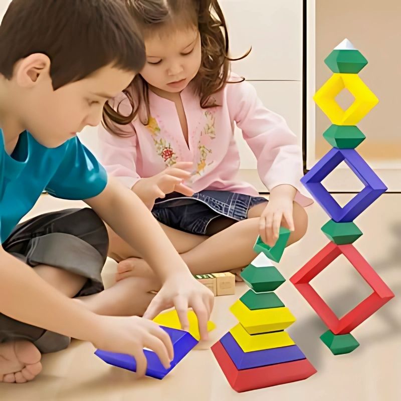 deux enfants jouent à un jeu de construction empilable