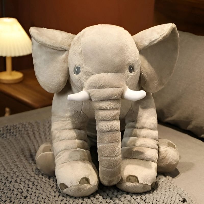 elephant-gris-assis-sur-un-lit-Ă -la-couette-grise