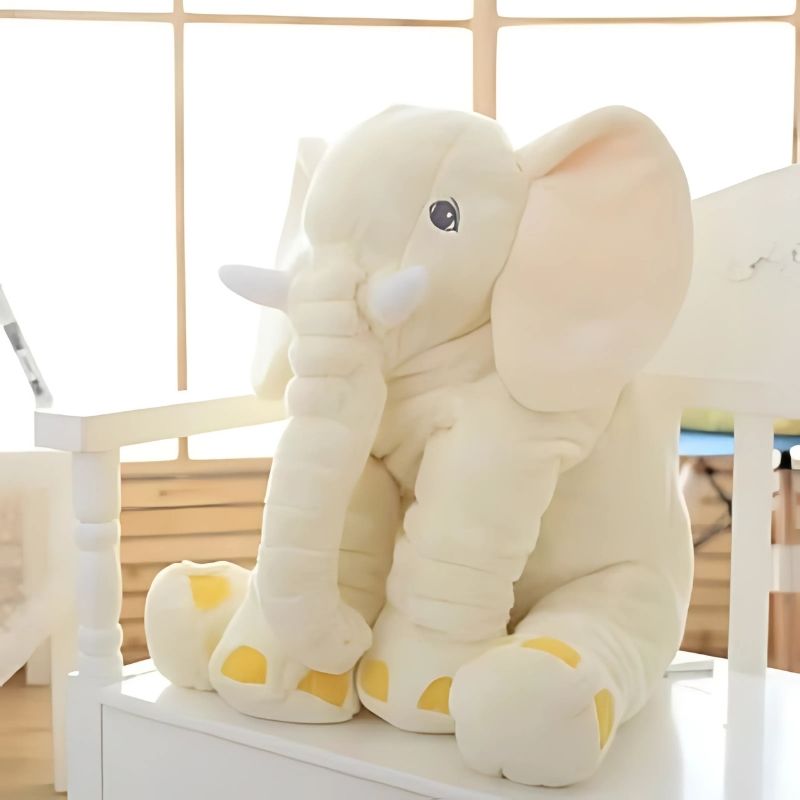 elephant-jaune-aux-ongles-jaunes-sur-banc-blanc-prĂšs-de-la-fenĂȘtre