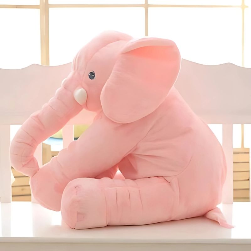elephant-rose-assis-sur-une-banquette-blanche-prĂšs-d'une-fenĂȘtre