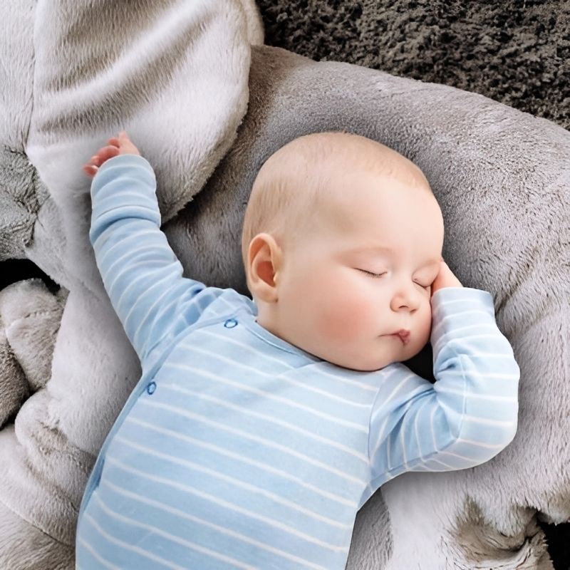 un-bebe-fait-dodo-sur-sa-peluche-grandes-oreilles