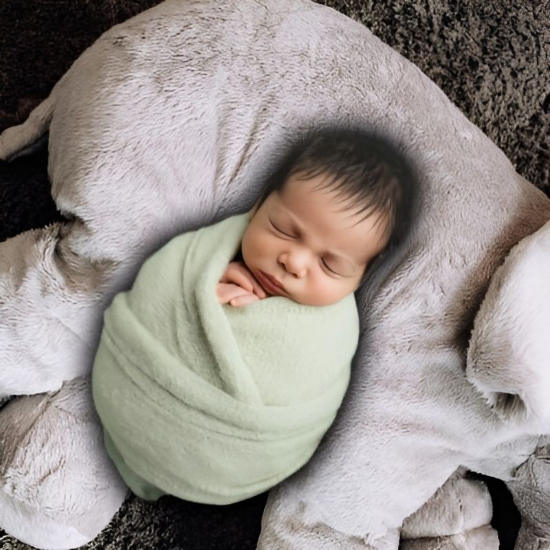 un-bebe-fait-dodo-sur-son-doudou-dans-une-couette-vert-pomme