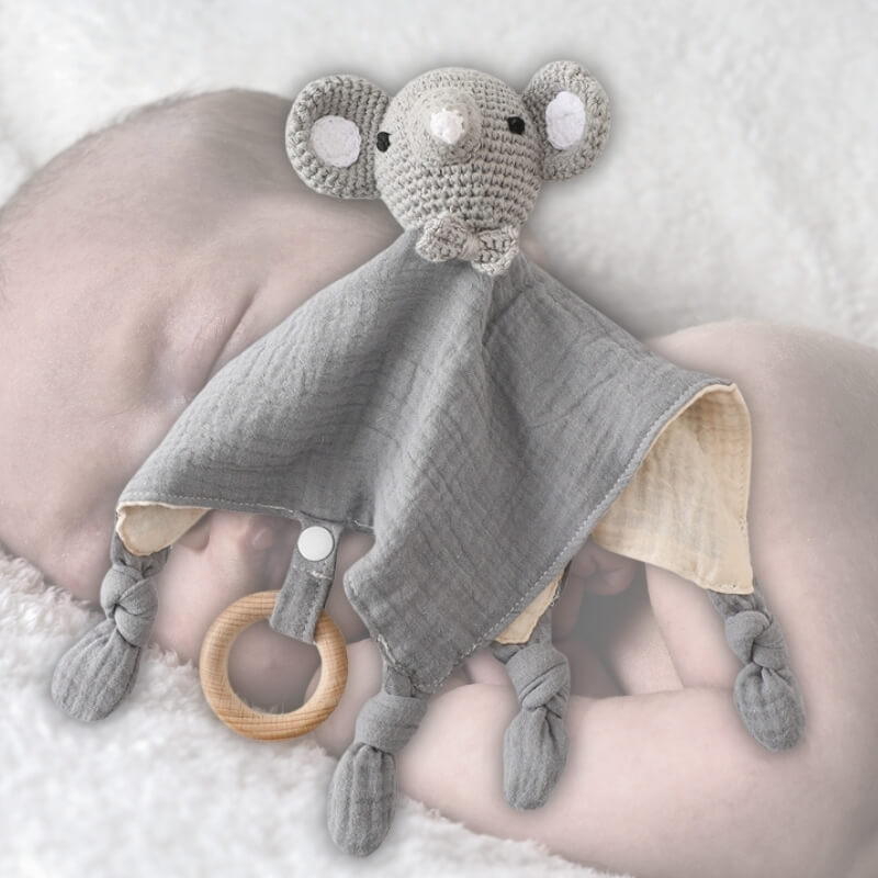 un-éléphant-en-crochet-gris-et-beige-pour-bébé