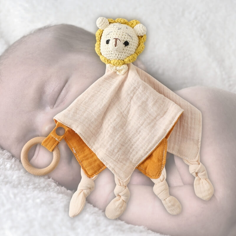 lion-fait-a-la-main-beige-et-jaune-grelot-anneau-de-dentition-et-tissu-doux