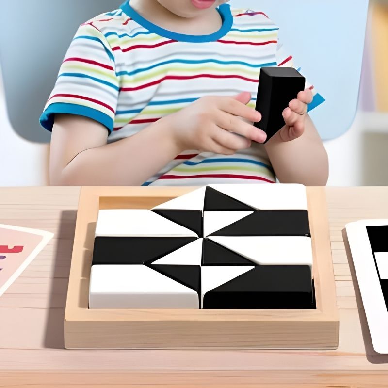 enfant joue avec son Block puzzle puzzle de blocs