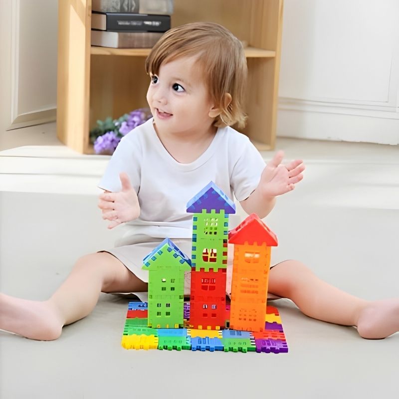 fillette 4 ans fière d'elle jeu de construction pour enfant