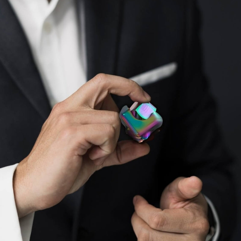 hand-spinner-un-homme-détenson-esprit-avec-jouet-rotatif