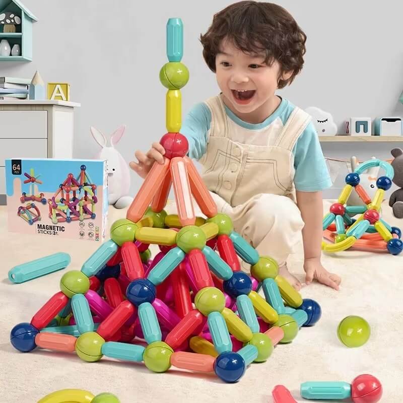 jeu-aimanté-blocs-de-construction-magnétique-enfant-heureux