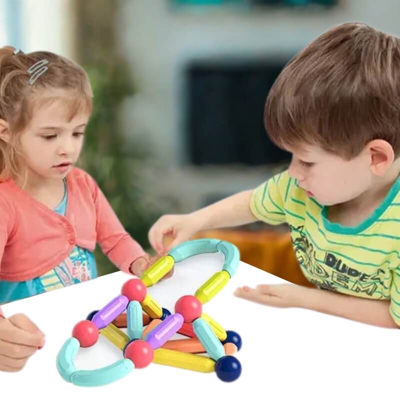 deux-frère-et-soeur-joue-à-la-table-à-un-jeu-de-construction