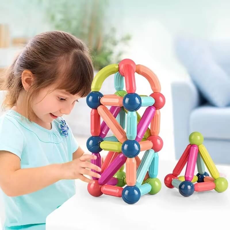 une-fillette-joue-au-blocs-de-construction-dans-le-salon