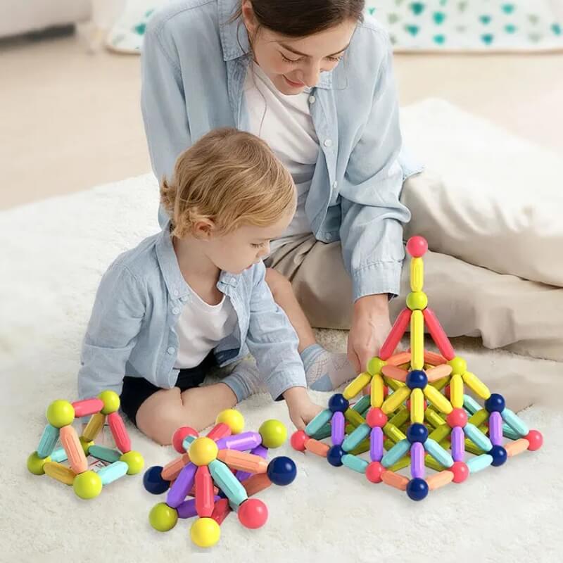 une-mère-et-son-fils-jouent-par-terre-dans-le-salon
