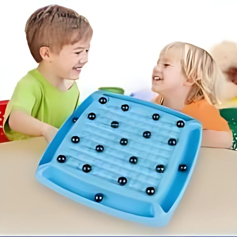 des-enfants-jouent-à-la-table