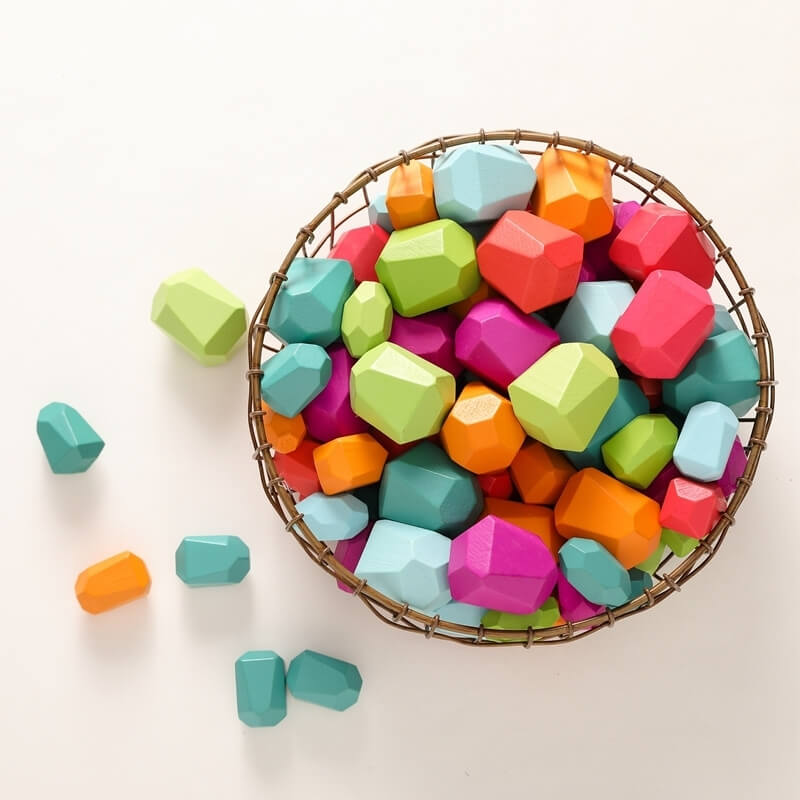 des-blocs-de-bois-coloré-dans-un-joli-panier-en-osier-sur-une-table