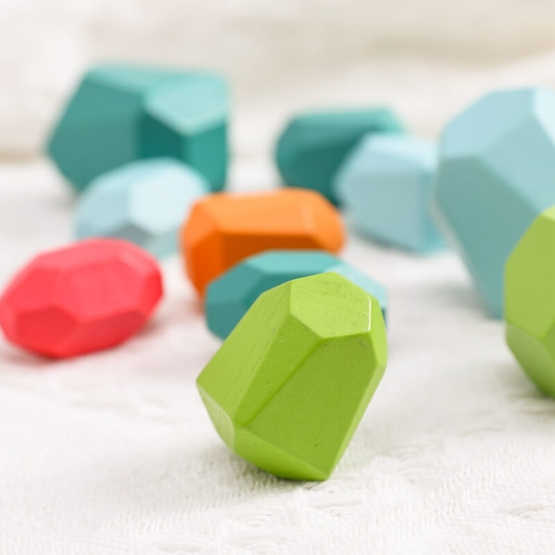 des-blocs-de-bois-coloré-sur-une-table-blanche