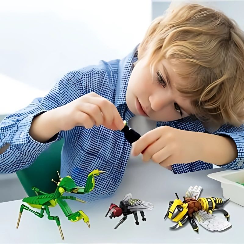 un-garçon-assemble-des-insectes-style-lego