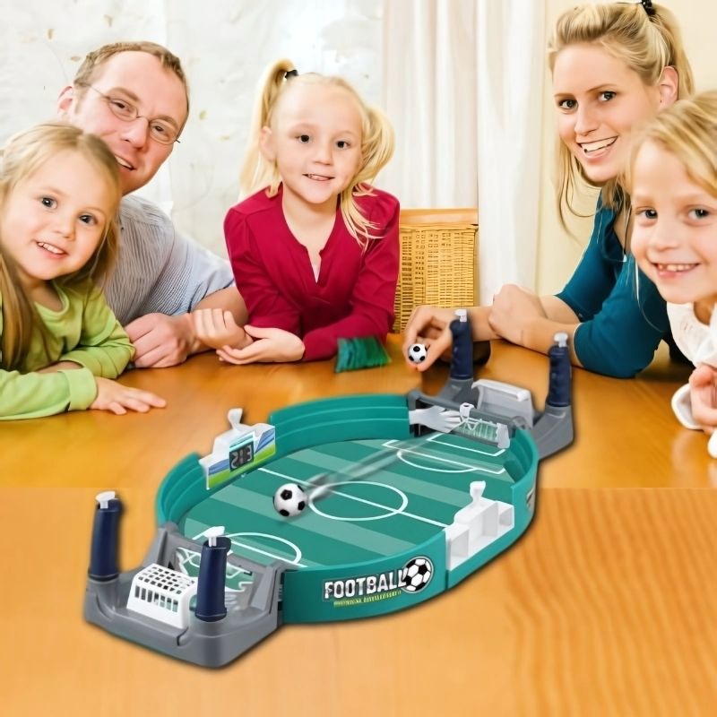 famille-heureuse-joue-à-la-table-à-un-jeu-de-foot