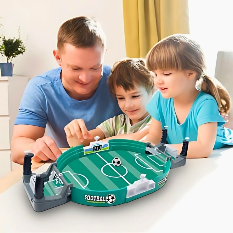 papa-et-enfants-jouent-ensemble-à-la-table-de-la-cuisine