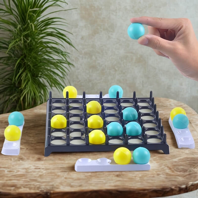 jeu-de-société-balles-rebondissante-posé-sur-une-table-en-bois