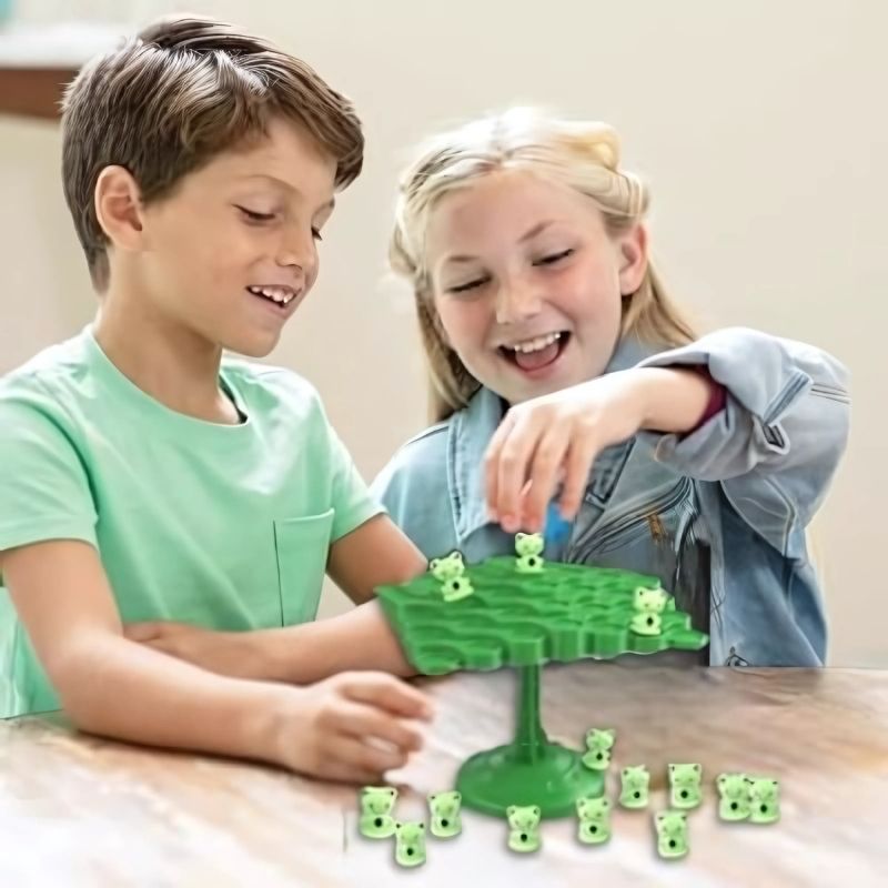 des-enfants-heureux-jouent-ensemble-à-la-table