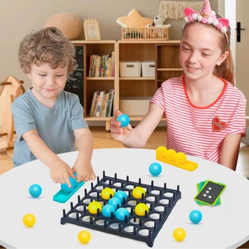 frère-et-soeur-jouent-ensemble-à-un-jeu-de-société