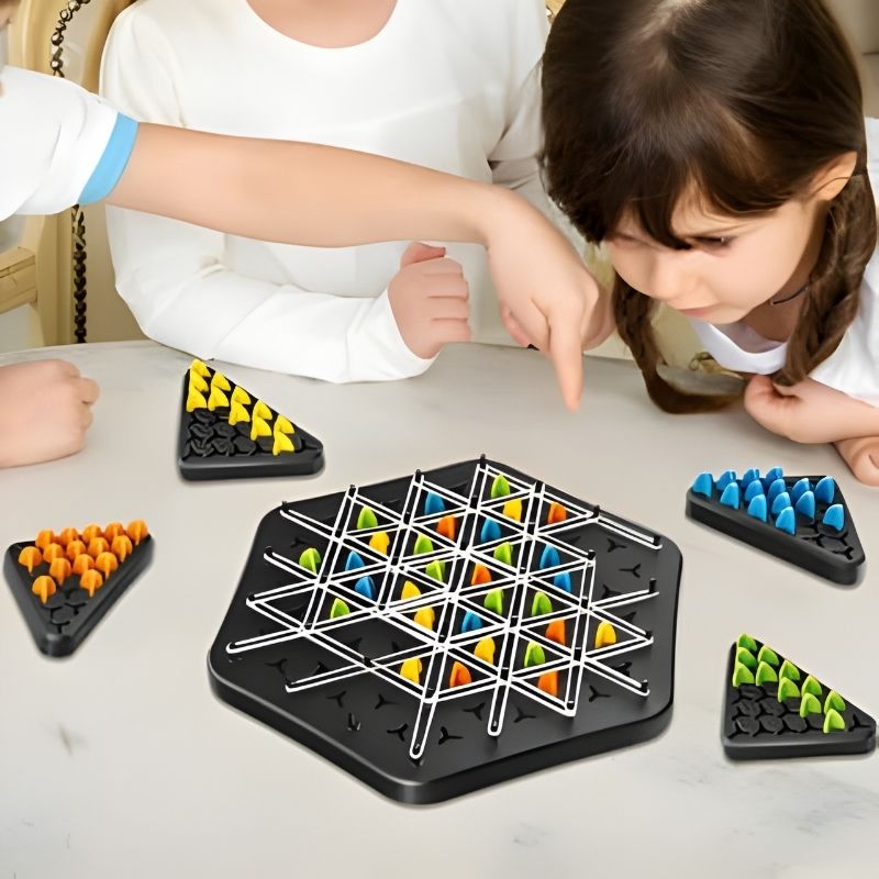 jeu de société où le but est de former des triangles avec élastiques