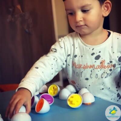 jouet-sensoriel-bébé-un-enfant-qui-joue-avec-des-oeufs