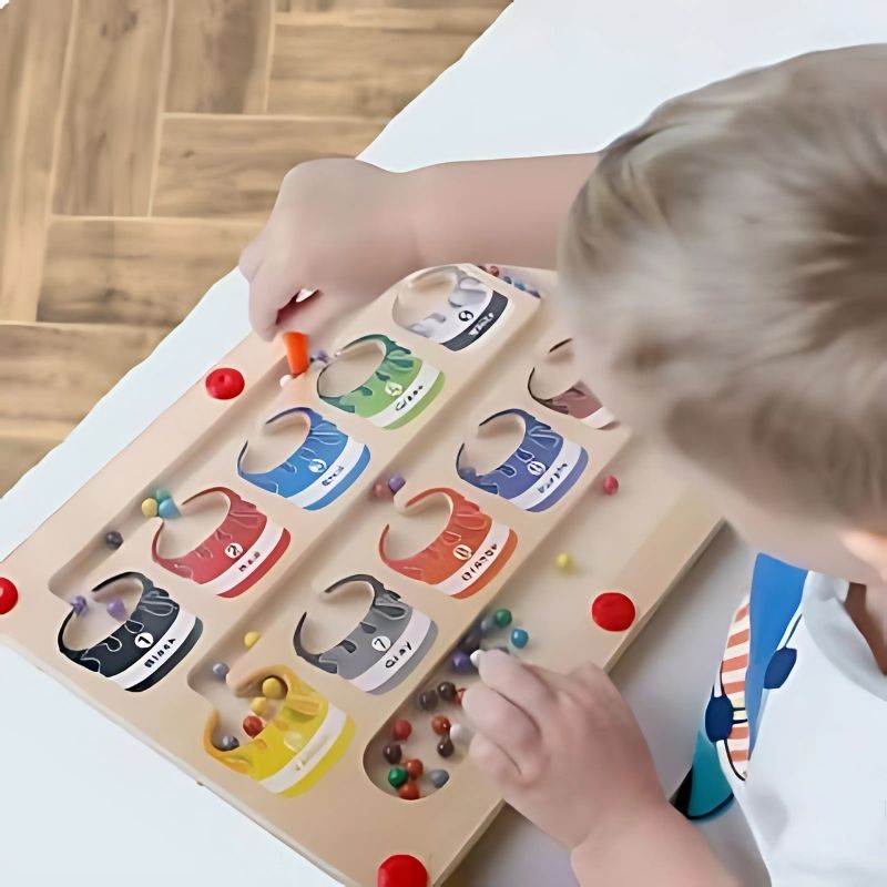 un-petit-garçon-joue-au-jeu-de-tri-des-couleurs