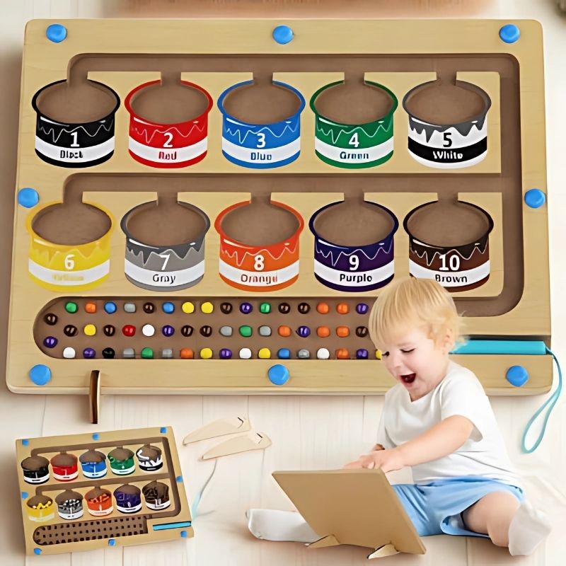 un-garçon-de-2-ans-joue-avec-un-jeeu-de-tri-des-couleurs