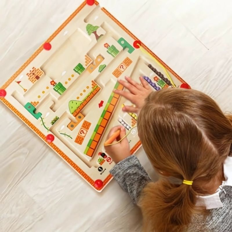 une-fillette-de-4-ans-s'amuse-à-trier-des-billes-colorées