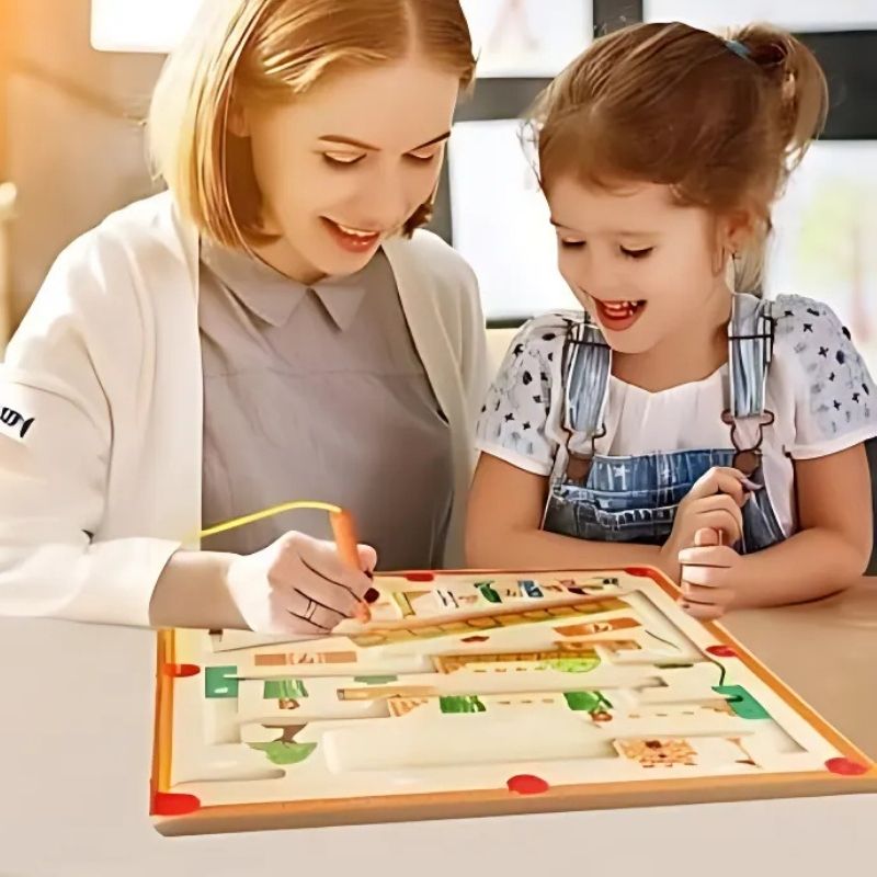 une-maman-et-sa-fille-jouent-ensemble