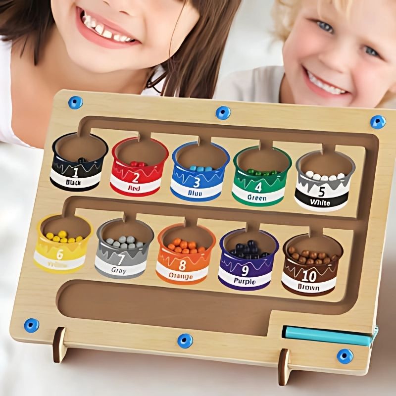 une-maman-et-son-fils-sont-souriant-avec-le-jeu-de-tri-des-couleurs