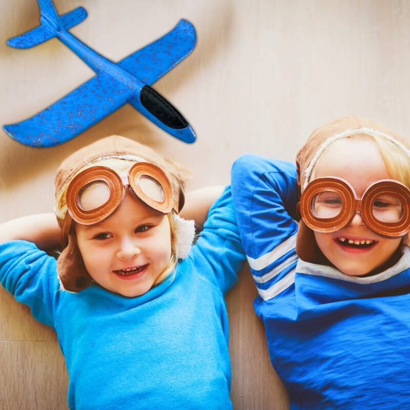 deux-fillettes-déguisées-aviateur-avion-bleu