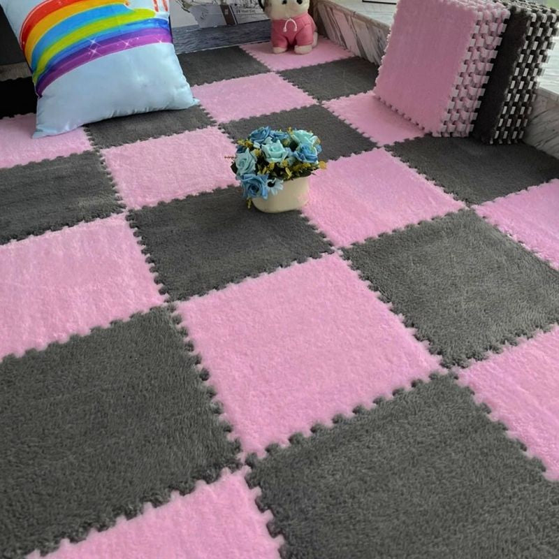 magnifique plancher recouvert de tapis puzzle gris et rose