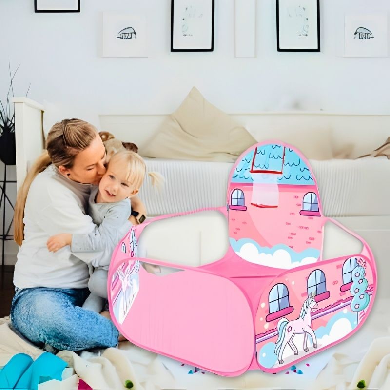 maman et sa fille blonde heureuse avec leur piscine a balle rose
