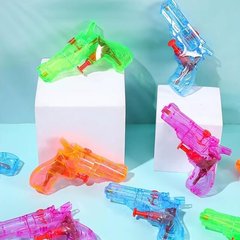 plusieurs-pistolet-a-eau-de-couleurs-différentes-transparents