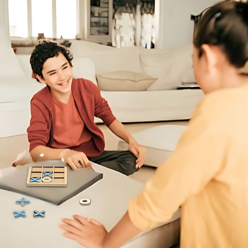 jeu-de plateau-maman-et-fiston-souriant-dans-le-salon