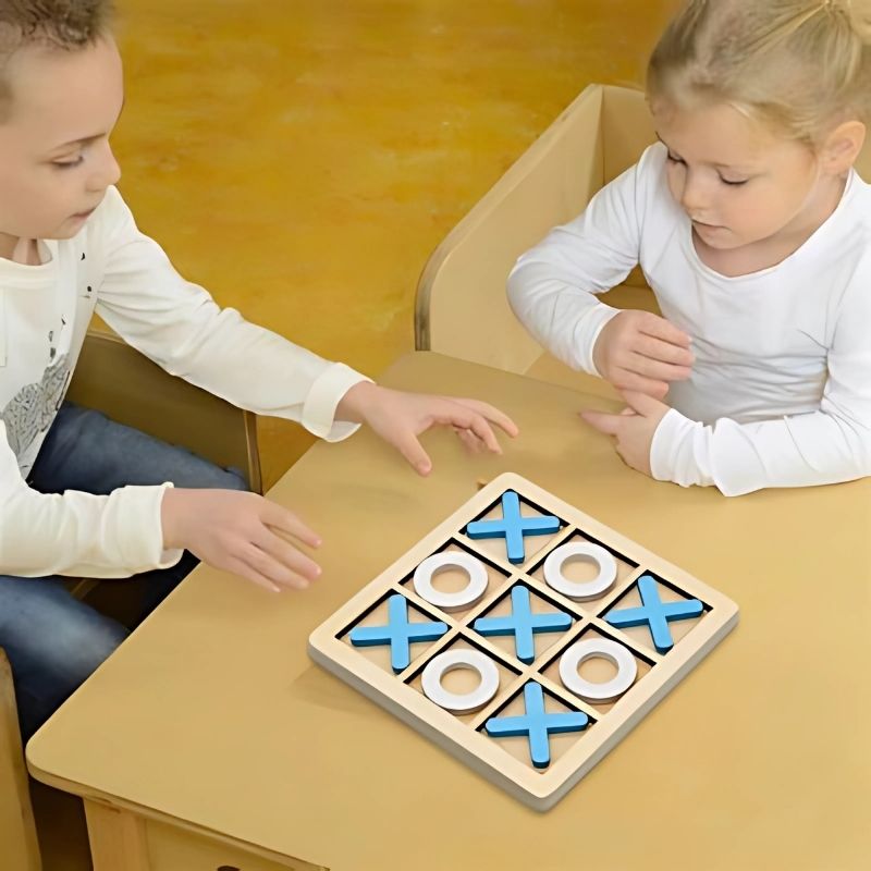 un-frère-et-une-sœur-jouent-au-jeu-du-morpion-à-une-table