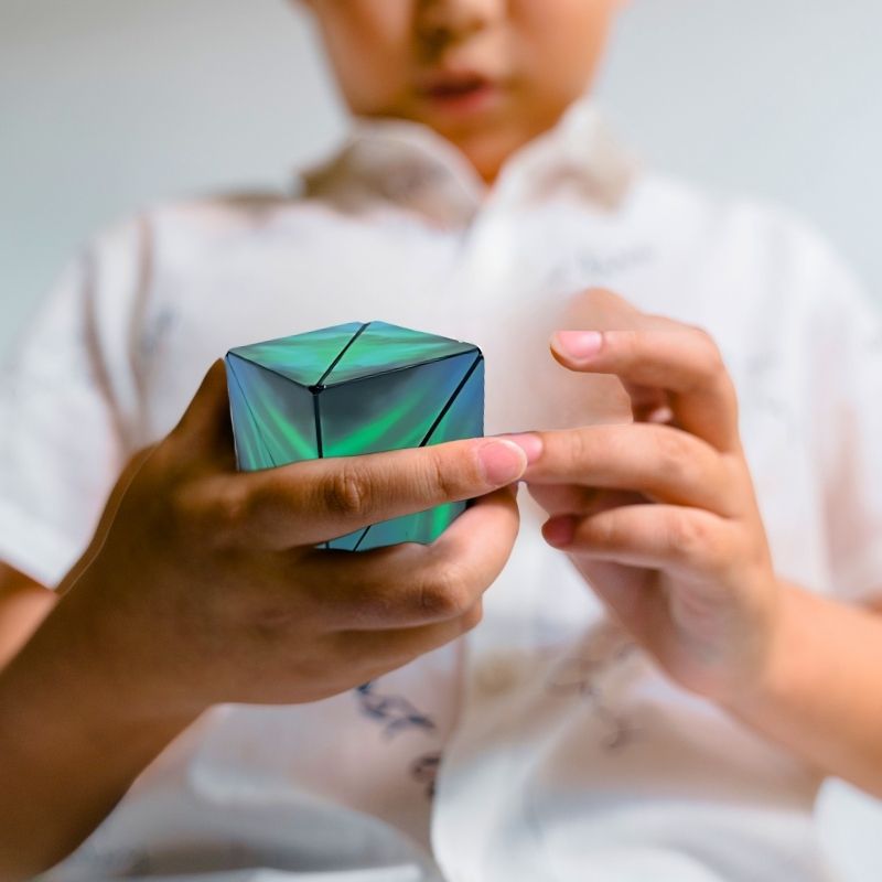 un-garçon-se-détend-avec-son-cube-anti-stress